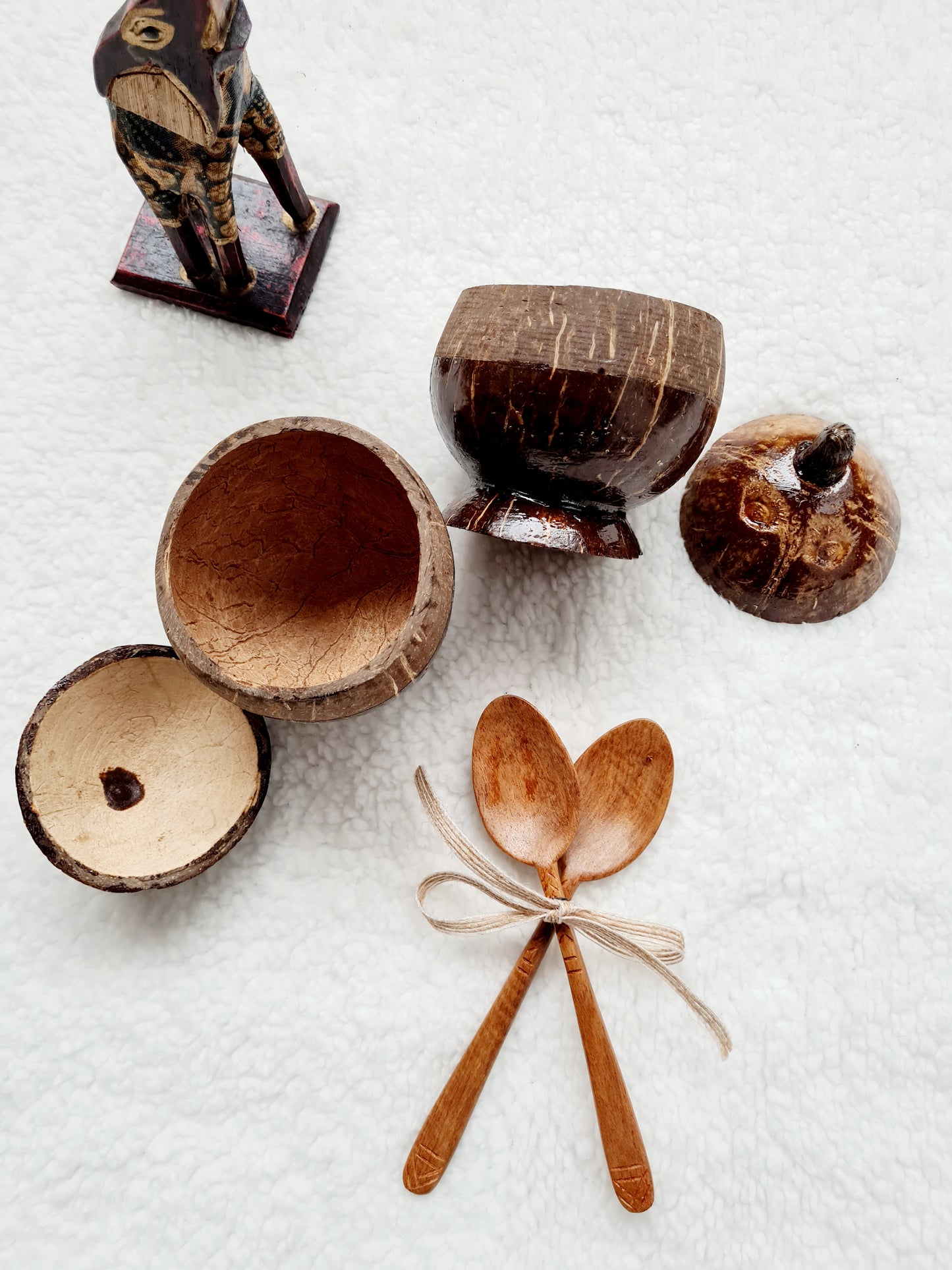 Ensemble 2 verres à cocktail en noix de coco et 2 cuillères en bois